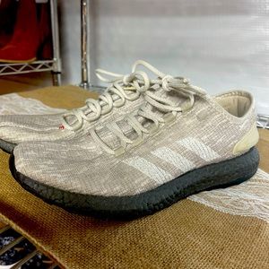 Women/Men’s Adidas running shoe